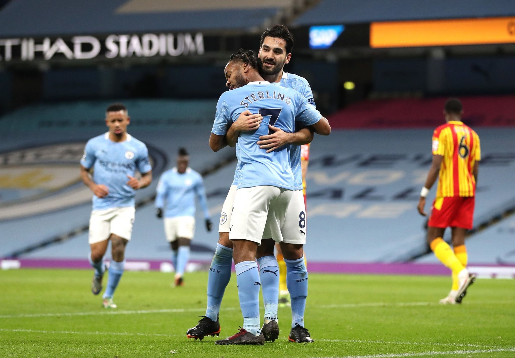 迫退出数月 迫退出数月